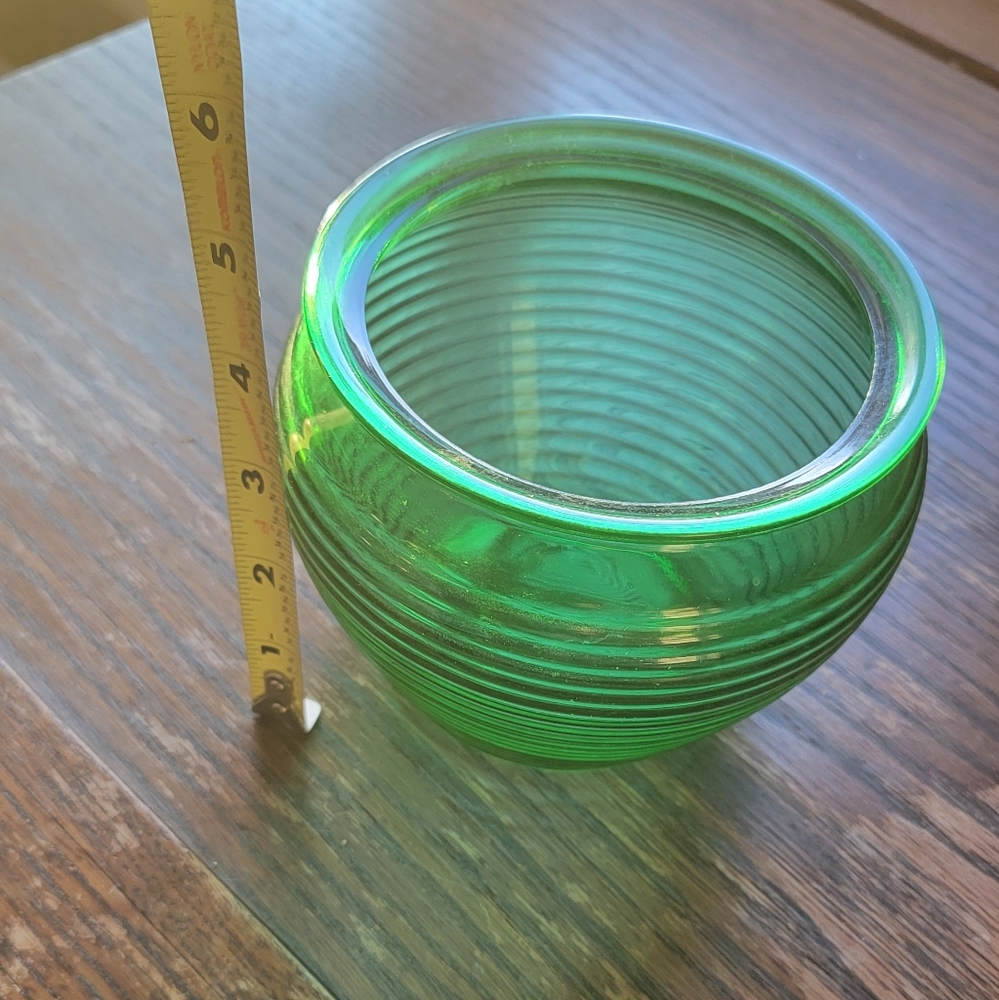 Vintage Beautiful Green Vase. 1162 Ohio Glass Division. - Picture 3 of 5